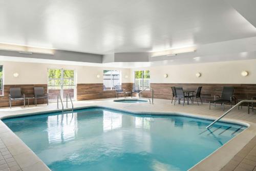 Swimming pool, Fairfield by Marriott Inn & Suites Marion in Marion (IL)