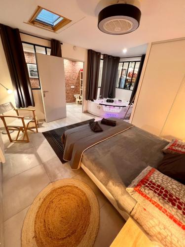 Loft jacuzzi à 8 min des Grands Buffets et du centre-ville