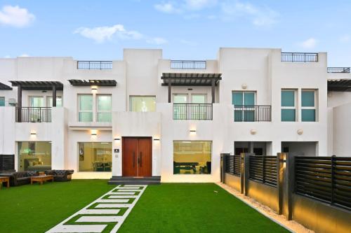 Näkymä ulkoa, 5 BR Villa Near Business Bay By Petals Holiday Homes in Al Quoz