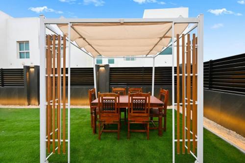 5 BR Villa Near Business Bay By Petals Holiday Homes - image 9