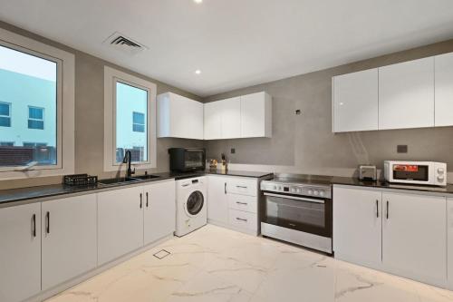keittiö, 5 BR Villa Near Business Bay By Petals Holiday Homes in Al Quoz