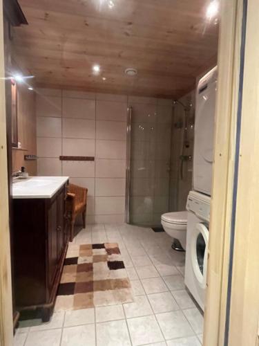 Душ, The View - Mountain cabin with stunning views in Странда