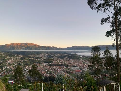 Casa con Vista Única a 10 minutos de Cuenca