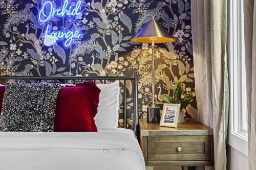 2 Side by Side Units Roof Decks Karaoke Murals – khách sạn tại Germantown