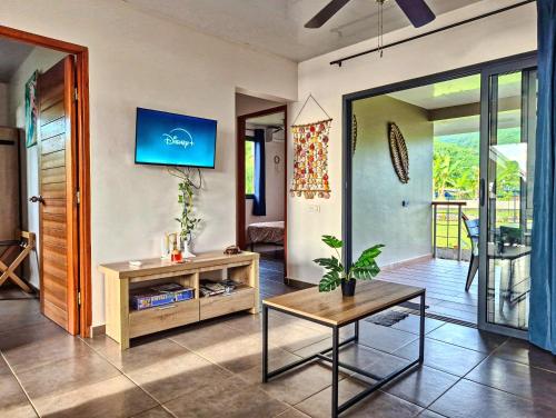 Teahupo'o Lodge Tahiti - Maison familiale au cœur du village - Canoës inclus (Teahupo'o Lodge Tahiti - Maison familiale au cœur du village - Canoes inclus) in Teahupo'o