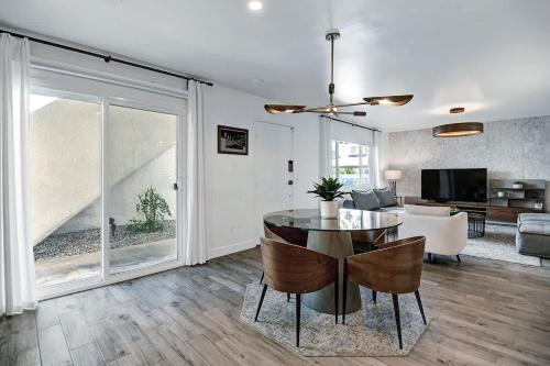 Palm Canyon Modern Bungalow in Palm Springs, USA