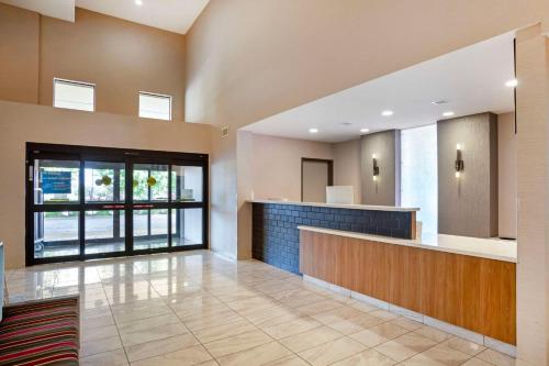 Best Western Plus Coalinga Inn - image 6