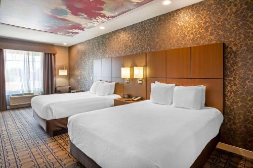 2 queen beds