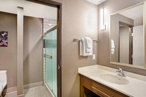 Best Western Plus Coalinga Inn - image 13