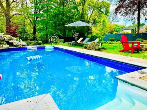 The Serenity Home Pool/Yoga/Game Room by the Lake – khách sạn tại Port Credit