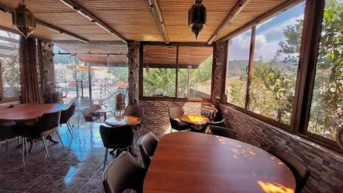 Under Stars Cozy Moroccan Lodge by Lake Ouiouane in Jemaa de Mrirt