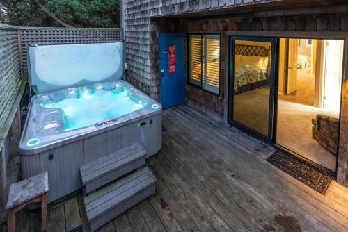 Oceanview Luxury - 5BR - Hot Tub - Steps to Beach in Уотсонвілль