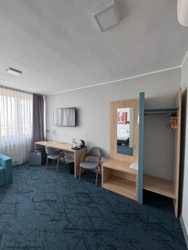 1 queen bed, 1 sofa bed