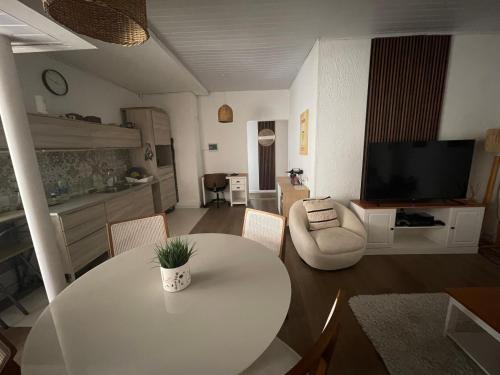 Hermosa casa de un dormitorio a seis cuadras de la playa in Shangrilá