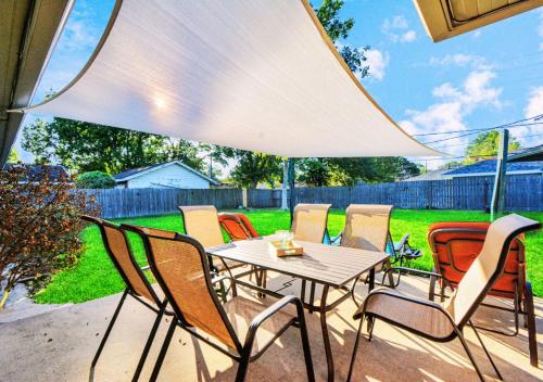 Luxury Retreat with Heated Pool Firepit Outdoor Cinema - image 7