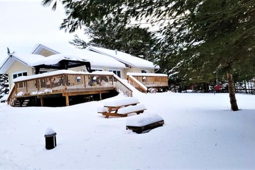 Amazing Lakefront cottage on Paradise Lake in Haliburton (ON)
