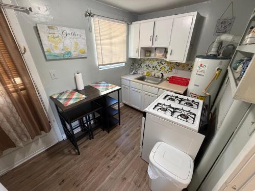 Historic 1BR Apt Kitchen Near VSU SGMC Down Town in 華爾多斯塔
