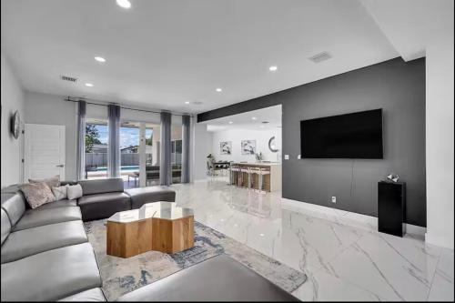 Modern Retreat in the Heart of Hollywood