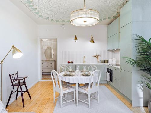 Enchanting 1BR w/ King Bed in Unbeatable Location in Hakaniemi