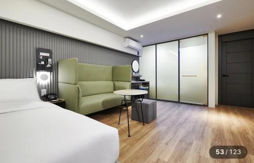 room detail thumbnail 1