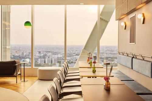 Restaurant, H4 Wyndham Paris Pleyel in Paris