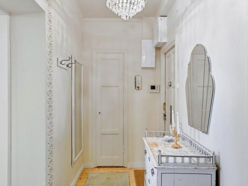 Enchanting 1BR w/ King Bed in Unbeatable Location in Hakaniemi