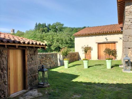 Gite de charme renove 3 epis, 2 chambres en pleine nature - FR-1-496-92 in Charbonnieres-les-Bains