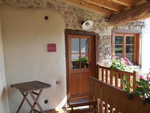 Gite de charme renove 3 epis, 2 chambres en pleine nature - FR-1-496-92 in Charbonnieres-les-Bains