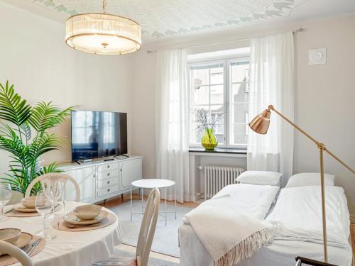 Enchanting 1BR w/ King Bed in Unbeatable Location in Hakaniemi