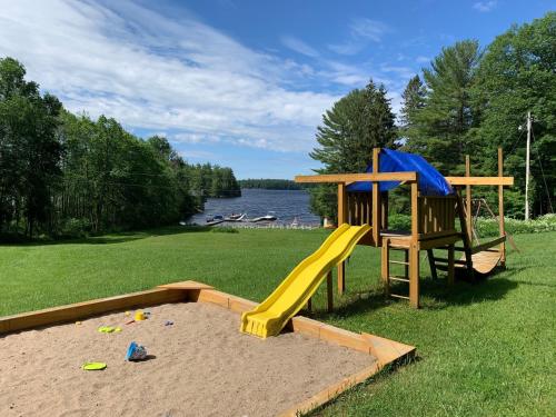 兒童遊樂場, Stunning Lakeview Muskoka Pier 100 Resort in 溫德米爾(ON)
