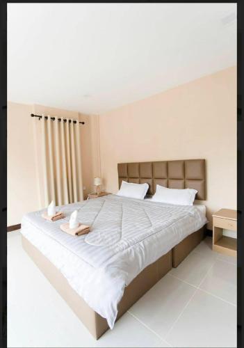 8 queen beds