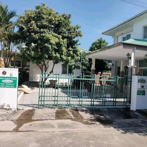 Charming 3-Bedroom House with Pool Near Lat Krabang Airport - image 12