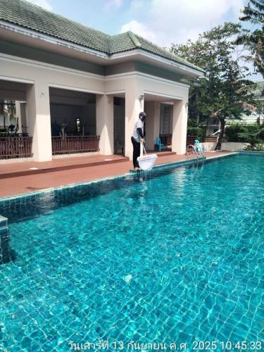 Charming 3-Bedroom House with Pool Near Lat Krabang Airport - image 11