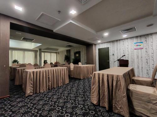 ห้องประชุม / บอลรูม, อาจาง โฮเต็ล (Ajang Hotel) in มิริ