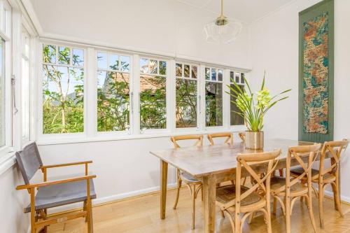 Courtyard Gallery - Character-filled Bayside Living - image 4