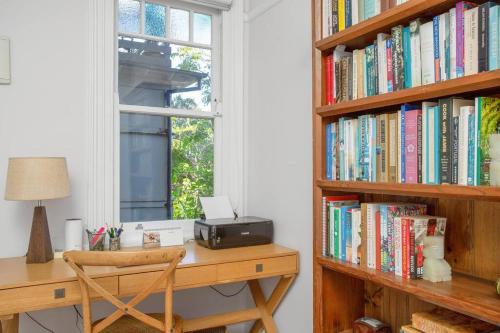 Courtyard Gallery - Character-filled Bayside Living - image 10