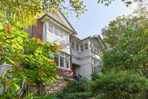 Courtyard Gallery - Character-filled Bayside Living - image 14