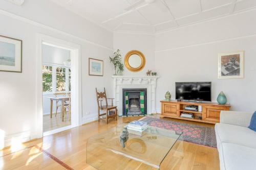 Courtyard Gallery - Character-filled Bayside Living - image 7