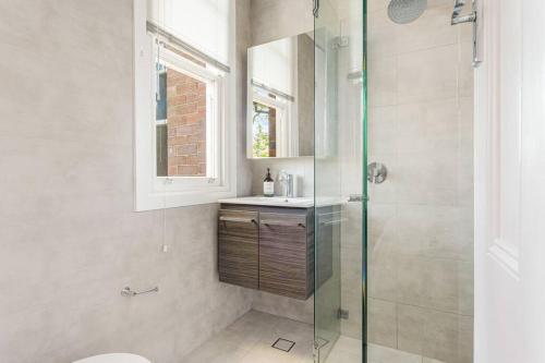 Courtyard Gallery - Character-filled Bayside Living - image 11