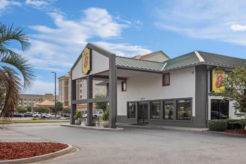 Super 8 by Wyndham Valdosta/Conf Center Area - image 9