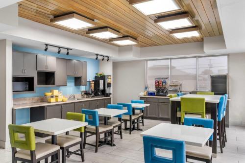 餐廳, 里奇蘭戴斯套房酒店 (Days Inn & Suites by Wyndham Ridgeland) in 里奇蘭