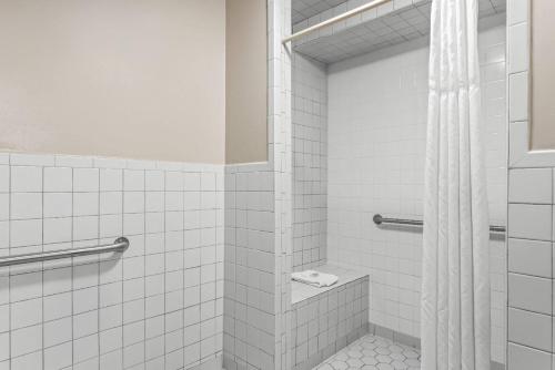 Days Inn by Wyndham Valdosta at Rainwater Conference Center - image 2