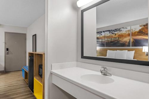 Days Inn by Wyndham Valdosta at Rainwater Conference Center - image 9