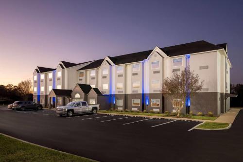 A szálláshely kívülről, Days Inn & Suites by Wyndham Brandon Amphitheater in Brandon (MS)