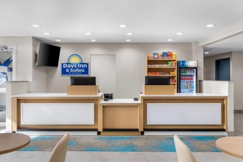 大堂, Days Inn & Suites by Wyndham Brandon Amphitheater in 布蘭登