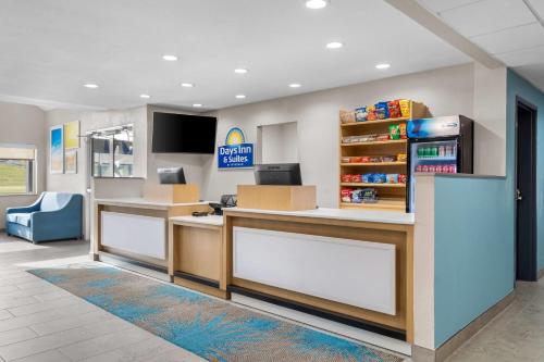 大堂, Days Inn & Suites by Wyndham Brandon Amphitheater in 布蘭登