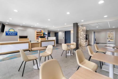 大堂, Days Inn & Suites by Wyndham Brandon Amphitheater in 布蘭登