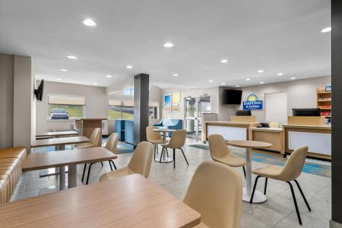 大堂, Days Inn & Suites by Wyndham Brandon Amphitheater in 布蘭登