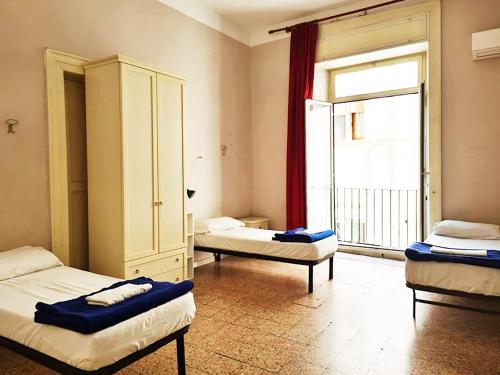 6 Small Rooms in Napoli
