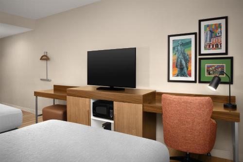 Hampton Inn and Suites Fayetteville NC - image 13